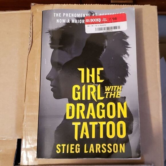💚3/$20 "The Girl with the Dragon Tatoo" Soft Cover Book - Picture 1 of 4